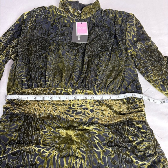 PrettyLittleThing Black and Gold Patterned Long Sleeve Dress - Picture 6 of 7